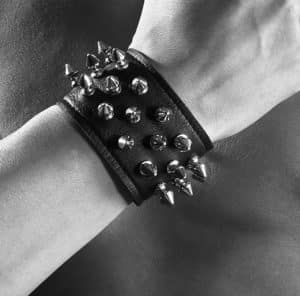 Armband mit Killernieten